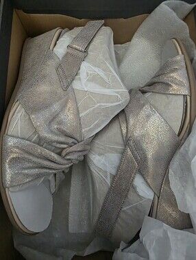 Ecco Women’s Metallic Taupe Knot-Front Sandals